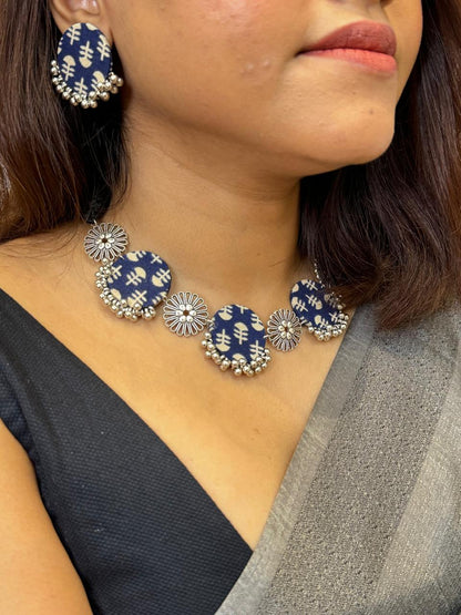 Navy blue printed choker set