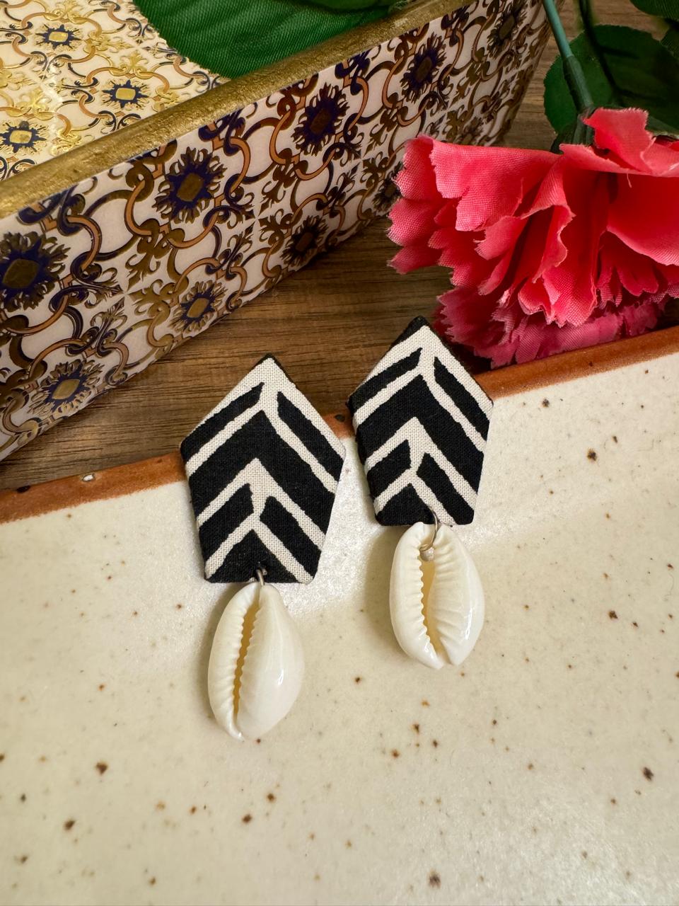 Zig zag shell stud