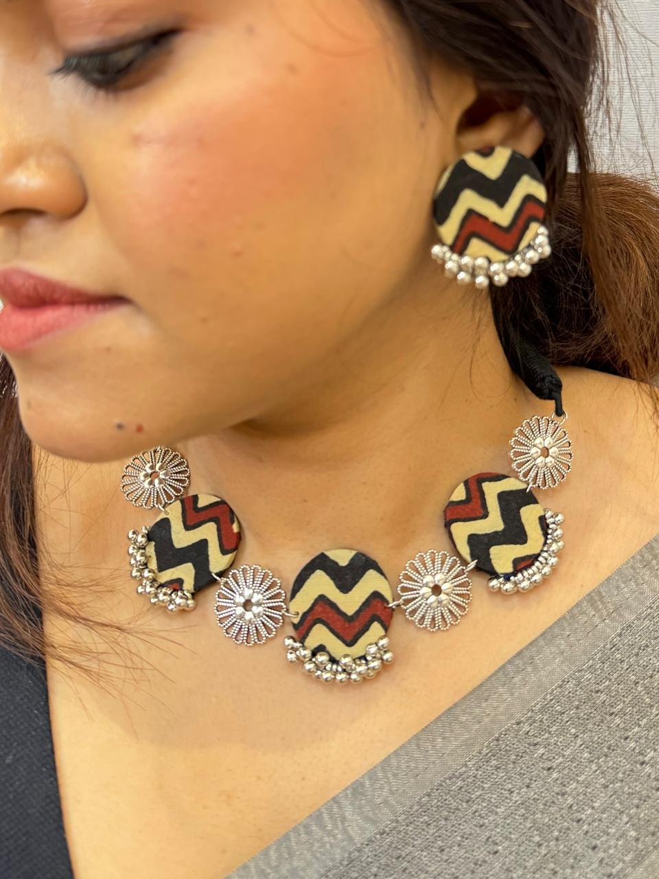 Black maroon zig zag necklace set